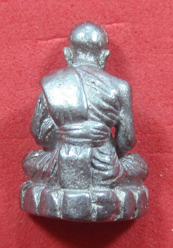รูปหล่อตะกั่ว คบ หลวงปู่คำบุ คุตฺตจิตฺโต วัดกุดชมภู จ.อุบลราชธานี ฐานภูเขาหล่อโบราณพิมพ์เล็ก