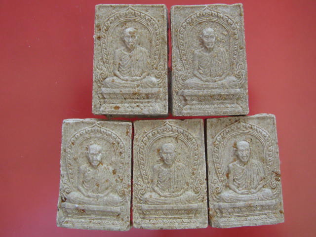 ไม่มีอีกแล้ว....แบบนี้ 5 องค์ พระผงหลวงพ่อเกษม ครบรอบ 60 พรรษา อุปสมบท ปี2536....กล่อง