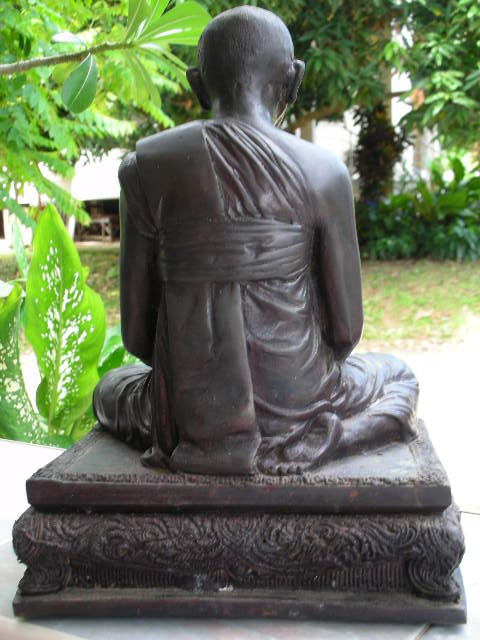 พระบูชาหลวงปู่หงษ์รุ่นแรก9นิ้วครับ