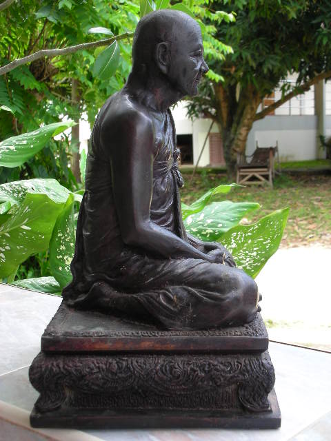 พระบูชาหลวงปู่หงษ์รุ่นแรก9นิ้วครับ