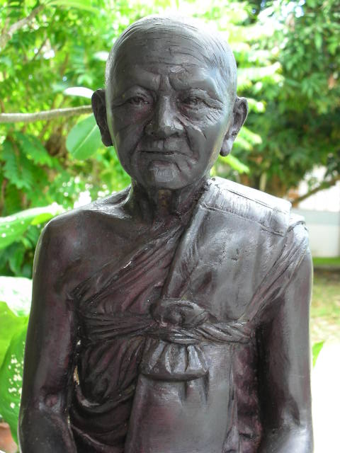 พระบูชาหลวงปู่หงษ์รุ่นแรก9นิ้วครับ