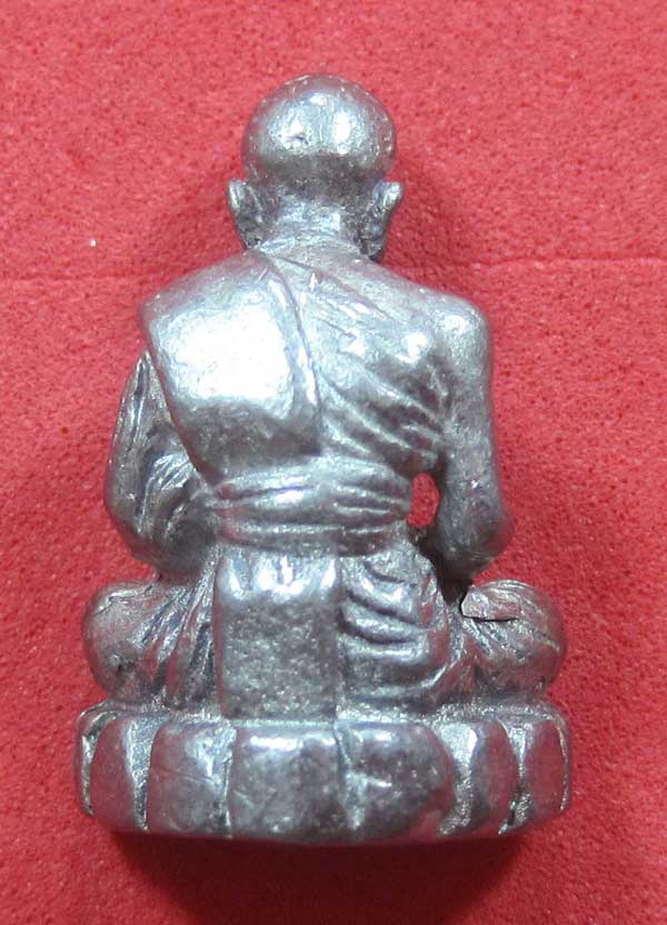 รูปหล่อตะกั่ว คบ หลวงปู่คำบุ คุตฺตจิตฺโต วัดกุดชมภู จ.อุบลราชธานี ฐานภูเขาหล่อโบราณพิมพ์เล็ก