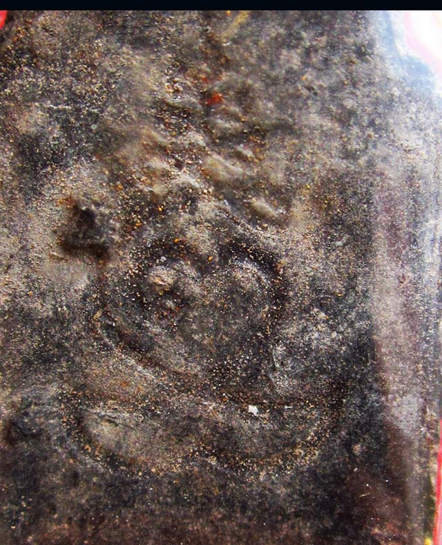 พระปิดตาห้าเหลี่ยม เนื้อดำทาทอง หลวงปู่บัว ถามโก วัดศรีบุรพาราม รุ่น ที่ระลึกหล่อรูปเหมือน ปี ๒๕๔๑