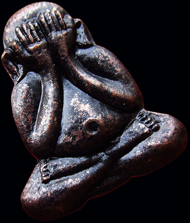 พระปิดตาสาริกามหาลาภ หลวงพ่อสาคร มนุญโญ วัดหนองกรับ จ.ระยอง แจกงานวันเกิด ปี ๒๕๓๗ เนื้อทองแดงรมดำ