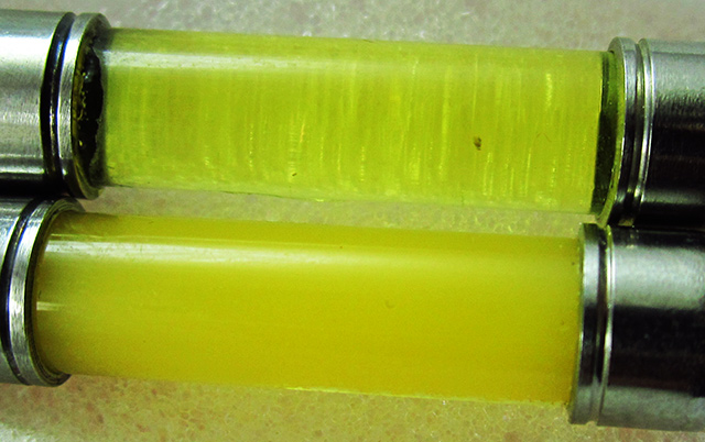 สีผึ้ง น้ำมันงาดิบแบบหลอดตะกรุด หลวงปู่บัว ถามโก วัดศรีบุรพาราม จ.ตราด ๑ คู่ ยาว 1.5 นิ้ว