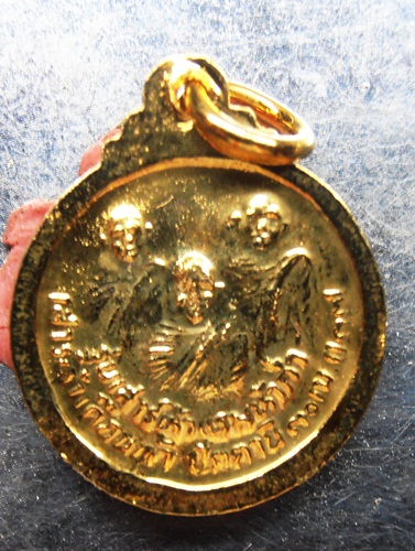 เหรียญหลวงพ่อทวด วัดช้างให้ ปี37กะไหล่ทอง สวยๆพร้อมซองเดิมจากวัด