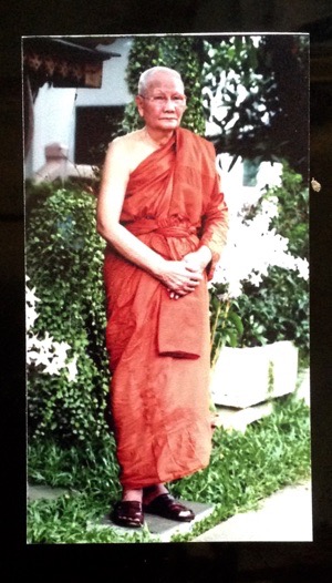 ขุนแผนเคลือบอกใหญ่ สีเหลือง หลวงพ่อจรัญ วัดอัมพวัน เลี่ยมใส่จีวรหลวงพ่อจรัญ พร้อมกล่อง +รูป