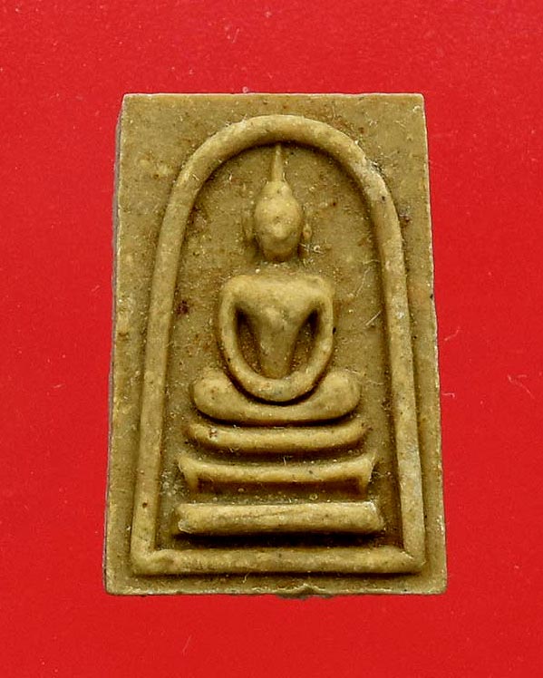 พระสมเด็จผงน้ำมัน  หลวงพ่อกวย หลังพระสีวลี พิมพ์เอวเล็ก  ข้อมือมีกำไร พระสวย ผิวเดิมๆ แป้งเต็มๆ