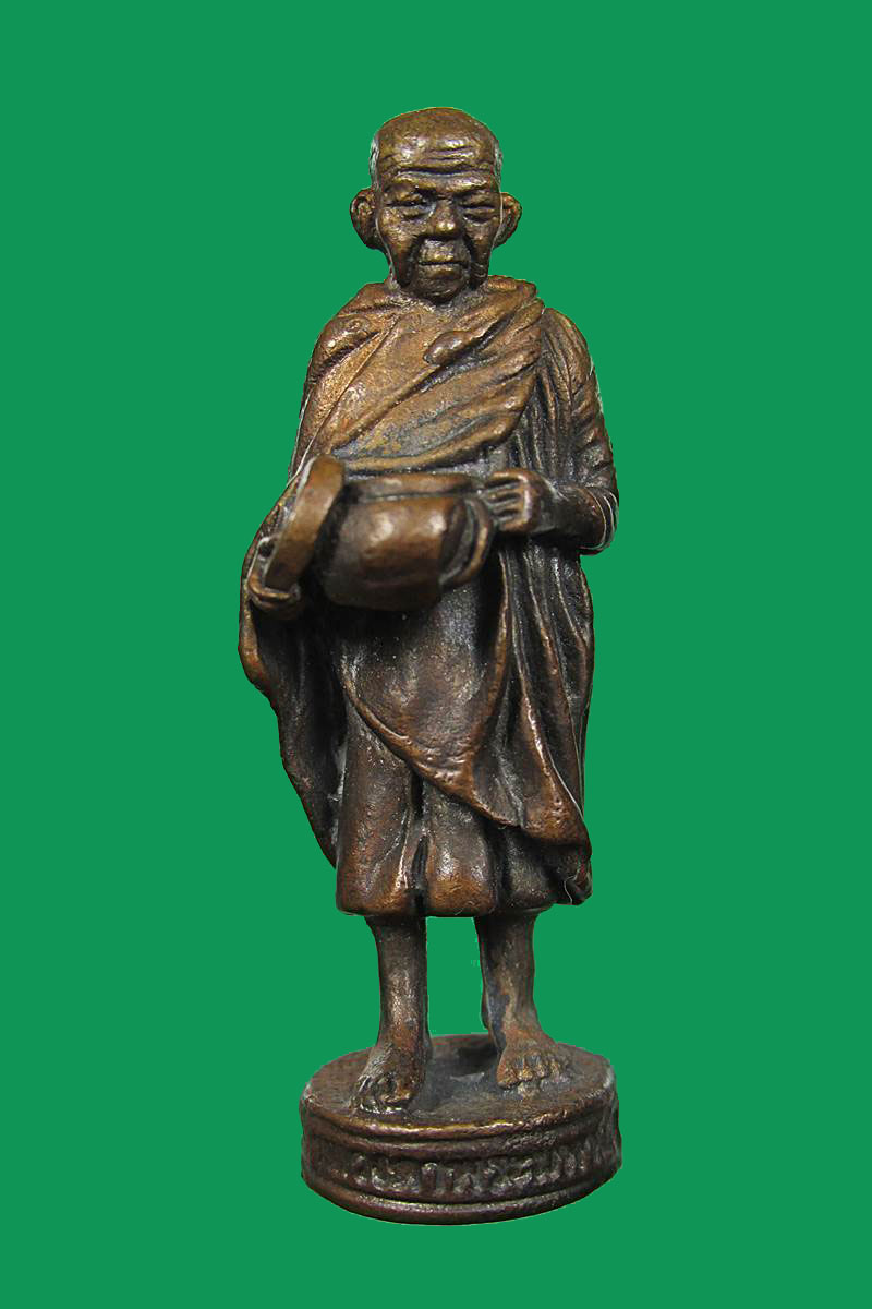 รูปหล่อ พิมพ์ยืนอุ้มบาตร " หลวงตามหาบัว วัดป่าบ้านตาด " จ.อุดรธานี ตอก 1 โค๊ด 