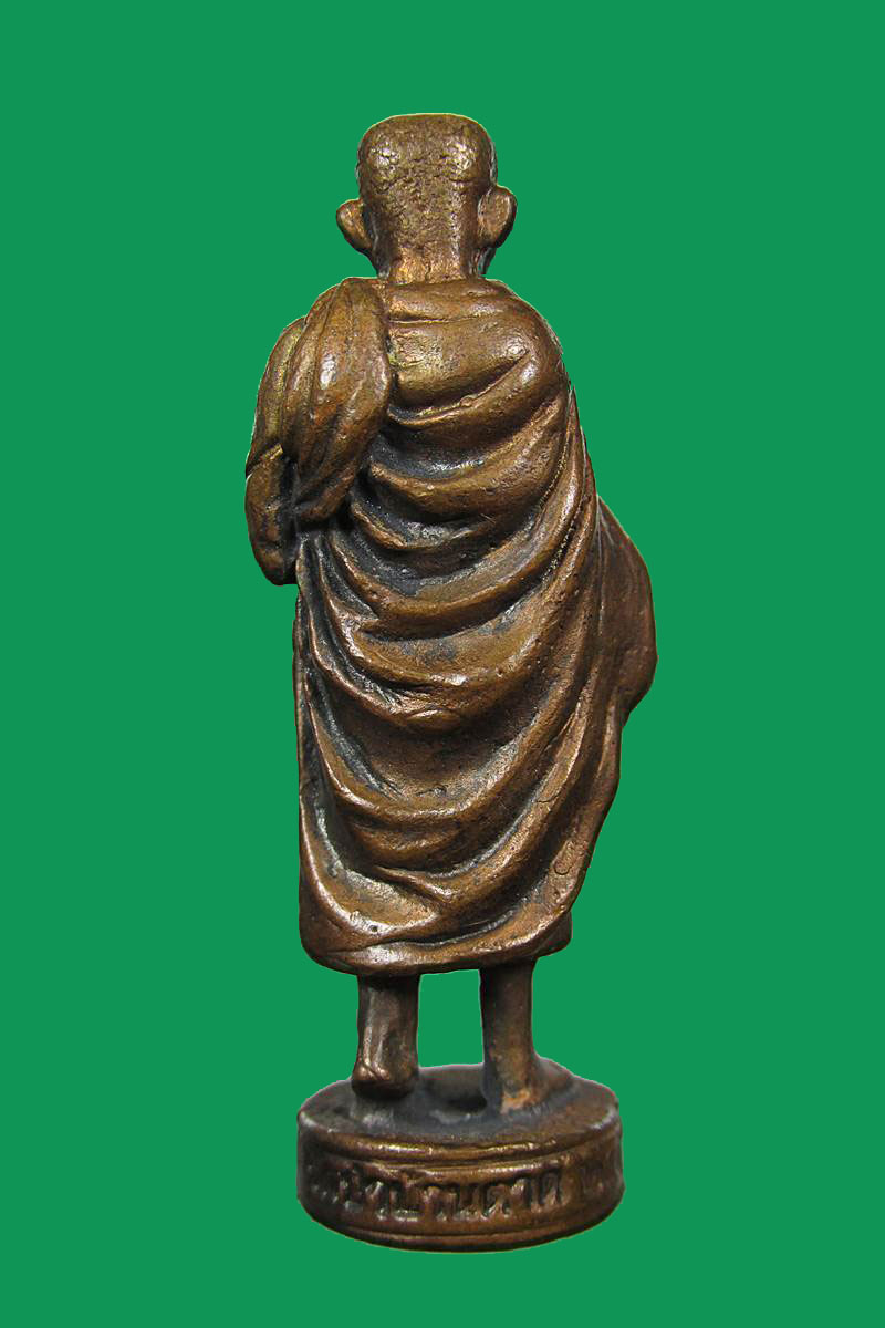 รูปหล่อ พิมพ์ยืนอุ้มบาตร " หลวงตามหาบัว วัดป่าบ้านตาด " จ.อุดรธานี ตอก 1 โค๊ด 