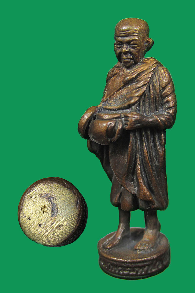 รูปหล่อ พิมพ์ยืนอุ้มบาตร " หลวงตามหาบัว วัดป่าบ้านตาด " จ.อุดรธานี ตอก 1 โค๊ด 