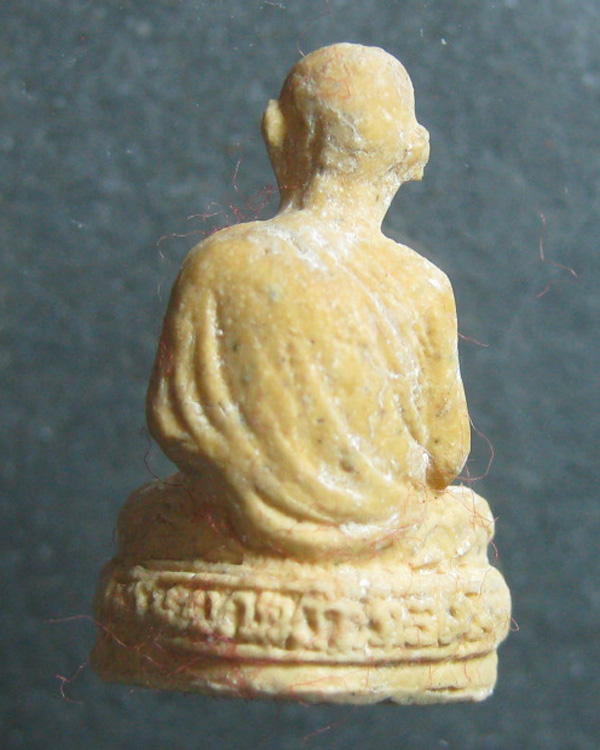 พระผงรูปเหมือนลอยองค์หลวงพ่อเกษม สุสานไตรลักษณ์ ลำปาง