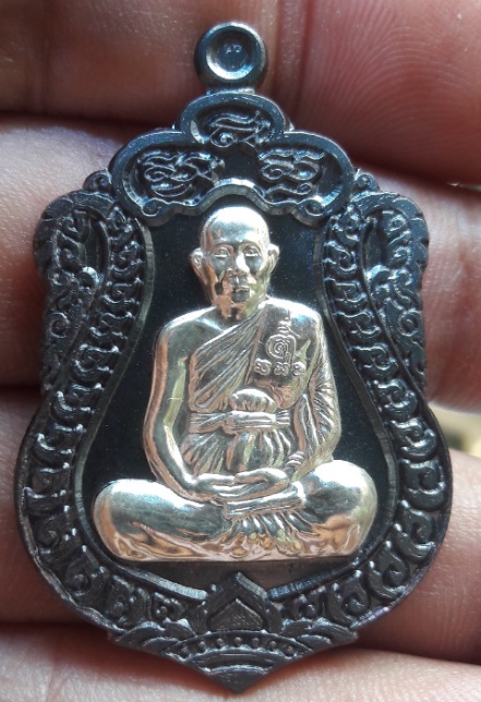 เหรียญหลวงพ่อจรัญ 7 รอบเนื้อนวะหน้าเงิน สร้างน้อย 1084 องค์