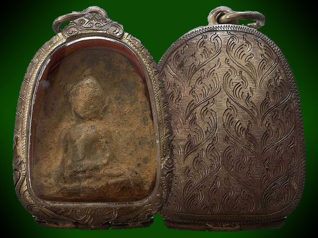 พระร่วงนั่งเข่ากว้าง กรุ สปจ เนื้อดิน จ.กำแพงเพชร ตลับเงิน