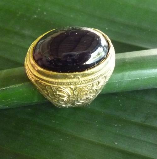 แหวนทองสตางค์ สำหรับผู้ชาย สวมใส่เสริมราศีประจำวัน ของใหม่ ด้านข้างตอกลาย เสริมสิริมงคลครับ หัวสีดำ