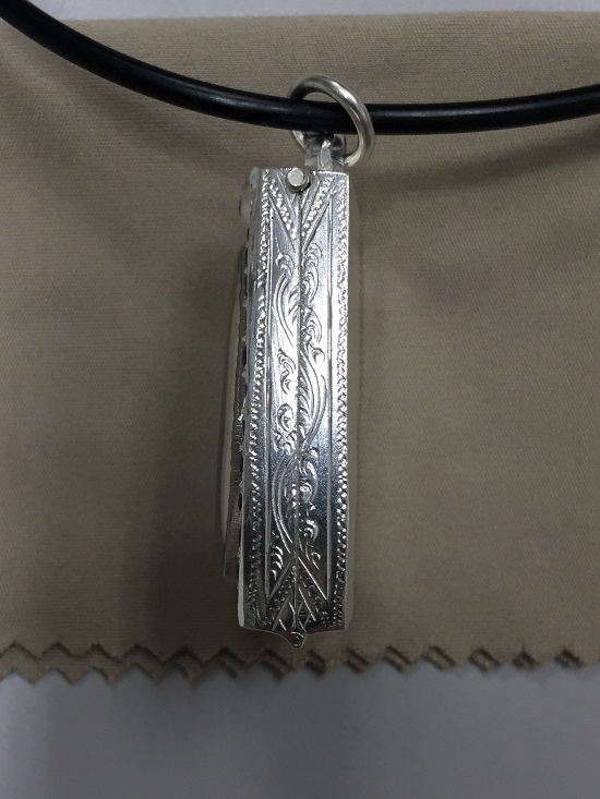 ตลับเงินฝังพลอยปิดหลัง ใส่พระสมเด็จ