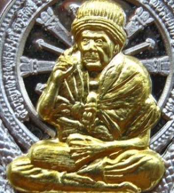 เหรียญนั่งพาน หลวงปู่หมุน เนื้ออัลปาก้าหน้ากากฝาบาตร หมายเลข73 รุ่นปาฏิหาริย์ ปี2558 พร้อมกล่องเดิม