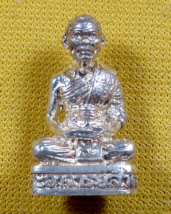 รูปหล่อชินบัญชร ครบ ๕ รอบ หลวงพ่อสาคร วัดหนองกรับ จ.ระยอง เนื้อเงิน ปี ๔๐ 