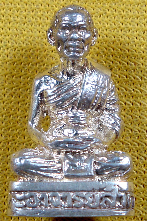 รูปหล่อชินบัญชร ครบ ๕ รอบ หลวงพ่อสาคร วัดหนองกรับ จ.ระยอง เนื้อเงิน ปี ๔๐ 