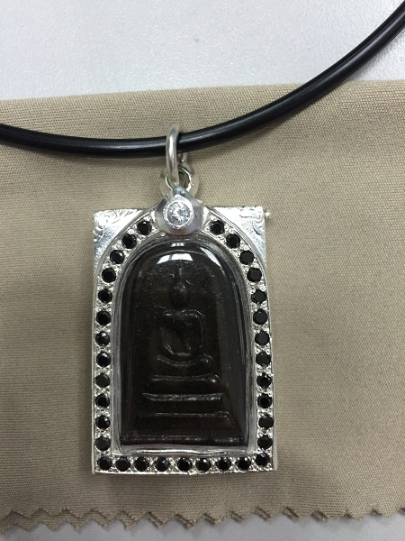 ตลับเงินฝังพลอยปิดหลัง สำหรับใส่พระสมเด็จ