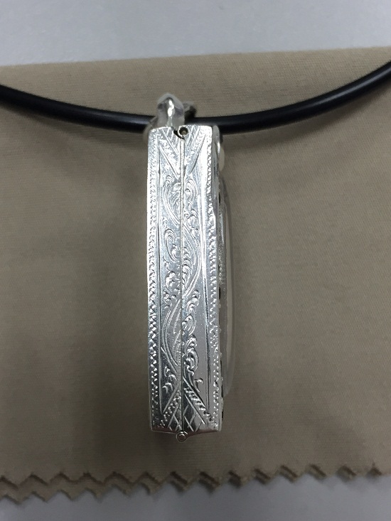 ตลับเงินฝังพลอยปิดหลัง สำหรับใส่พระสมเด็จ