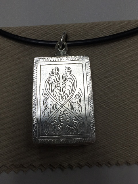 ตลับเงินฝังพลอยปิดหลัง สำหรับใส่พระสมเด็จ