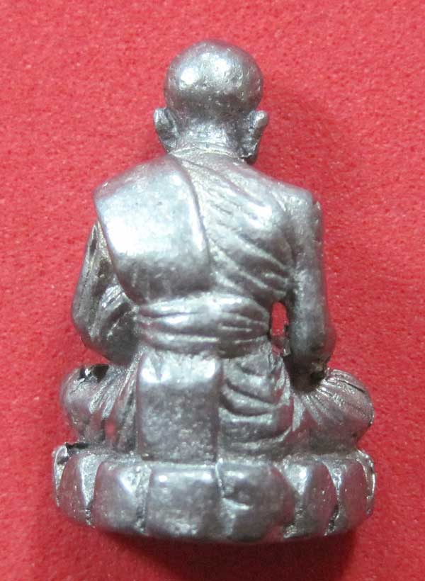รูปหล่อตะกั่ว คบ หลวงปู่คำบุ คุตฺตจิตฺโต วัดกุดชมภู จ.อุบลราชธานี ฐานภูเขาหล่อโบราณพิมพ์เล็ก