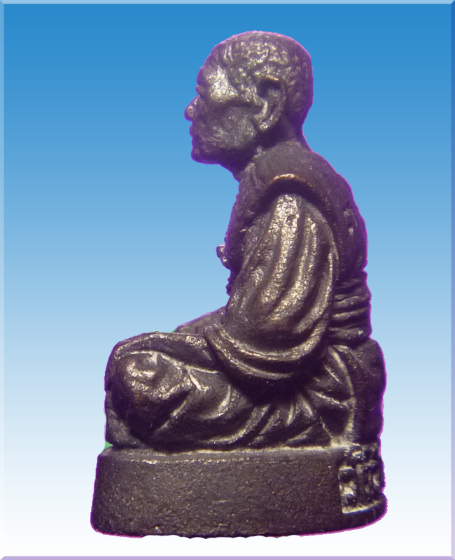 รูปหล่อลอยองค์หลวงปู่คร่ำวัดวังหว้าองค์โค้ตเลข๓ ด้านหลัง