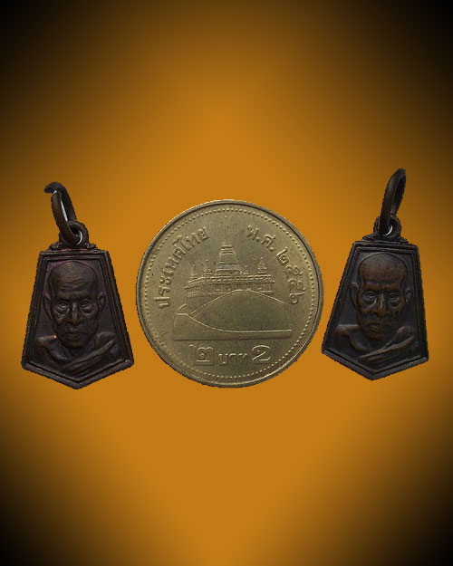 2 องค์ เคาะเดียวครับ - เหรียญห้าเหลี่ยม หลวงพ่อสงฆ์ วัดเจ้าฟ้าศาลาลอย จ.ชุมพร ปี 2526 เนื้อทองแดง