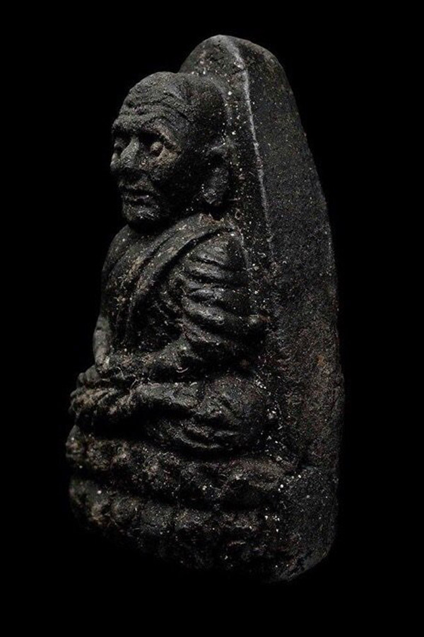 ((วัดใจ))หลวงปู่ทวด เนื้อว่าน ปี 24 พิมพ์ใหญ่ จมูกโด่ง คมชัด สวยระดับประกวดครับ