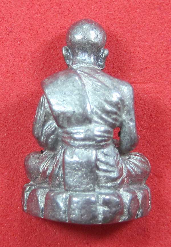 รูปหล่อตะกั่ว คบ หลวงปู่คำบุ คุตฺตจิตฺโต วัดกุดชมภู จ.อุบลราชธานี ฐานภูเขาหล่อโบราณพิมพ์เล็ก