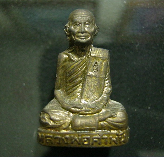 "" หล่อปั๊ม รุ่นแรก เนื้อทองเหลือง หลวงปู่คำพันธ์ ผิวหิ้งครับ ""