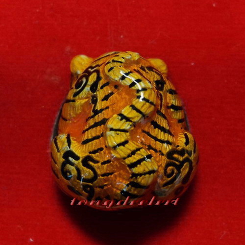 ลูกอมเจ้าพญาเสือ(เสือโปเกม่อน) หลวงพ่อเปิ่น วัดบางพระ เนื้อเงินลงยาตะกรุดทองคำ สวยมากค่ะ