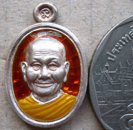 เหรียญเม็ดแตง หลวงพ่อจรัญ วัดอัมพวัน จ.สิงห์บุรี ปี2554 รุ่นโภคทรัพย์ เนื้อเงินลงยาแดง หมายเลข1871พร