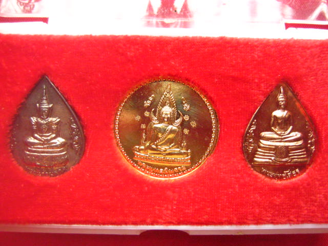 ชุดเหรียญ พิธีมหาพุทธาภิเษก ณ พระอุโบสถ วัดพระศรีรัตนศาสดาราม รุ่นร่ำรวย มั่งมี ศรีสุข
