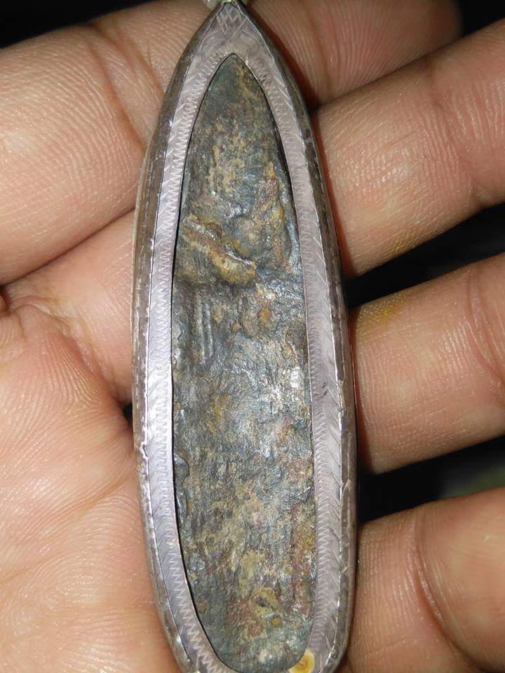 พระร่วงยืนสนิมแดง