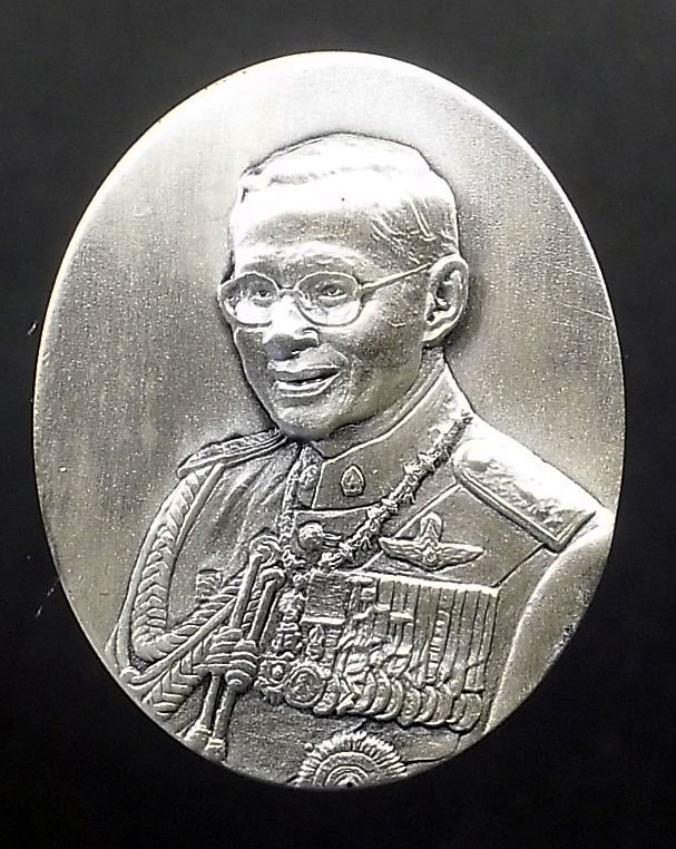 รูปหล่อประติมากรรมพระบาทสมเด็จพระเจ้าอยู้หัว เนื้อเงิน ใต้ร่มพระบารมี คุ้มเกล้าฯ(3566)