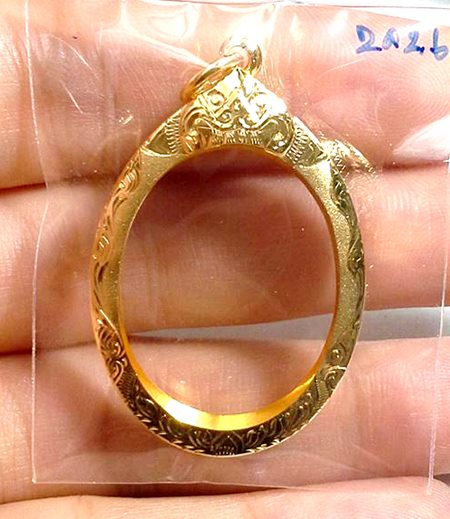 กรอบทองยกซุ้ม ใส่เหรียญผูกพัทธสีมา หลวงปู่ทิม/รูปไข่กว้าง2.0ซม.สูง2.6ซม.น้ำหนัก 1.56กรัมราคา2720บาท