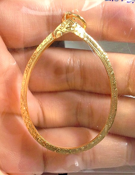  กรอบทองยกซุ้ม โชว์ห่วง ใส่เหรียญหลวงปู่ทิม/ห่วงเชื่อม/เจริญพรบน-ล่าง/ปรกไตรมาศ/เมตตา/ปิดตาลป.แก้ว