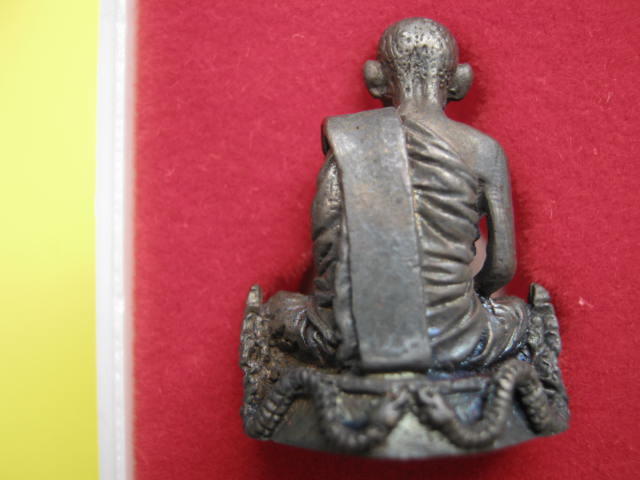 รูปเหมือนหลวงปู่คำพันธ์ รุ่นชัยมงคล ปี 37 เนี้อนวะโลหะ กล่องเดิม