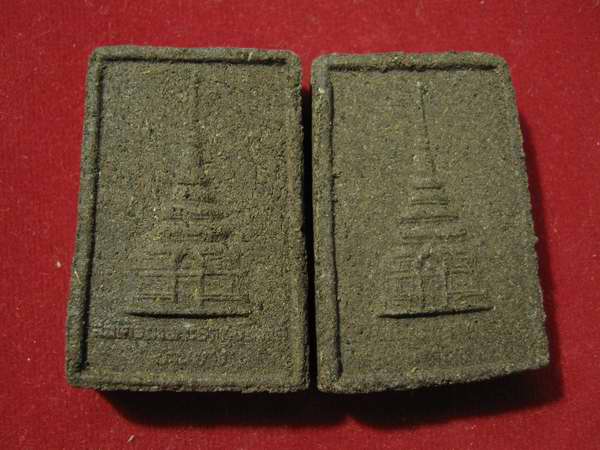 พระสมเด็จพระธาตุอุโมงค ์ หลวงคำพันธ์ปลุกเสก ปี 43 เนื้อชานหมาก.....2 องค์ 