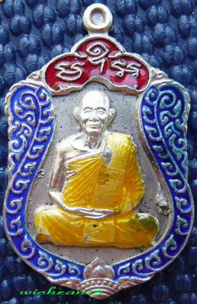 (@V@)เหรียญเสมาบารมีธรรม หลวงปู่ม่น วัดเนินตามาก ปี 37 เนื้อเงิน หน้าเงินลงยา 3 สี แถมตลับให้ด้วย คร
