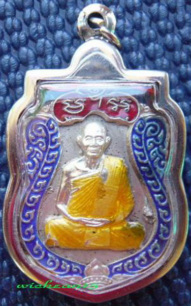 (@V@)เหรียญเสมาบารมีธรรม หลวงปู่ม่น วัดเนินตามาก ปี 37 เนื้อเงิน หน้าเงินลงยา 3 สี แถมตลับให้ด้วย คร