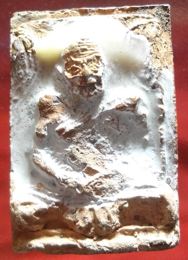 หลวงพ่อเงินบางคลานเนี้อดิน เทียนและแป้งเจิมในพิธีครับ