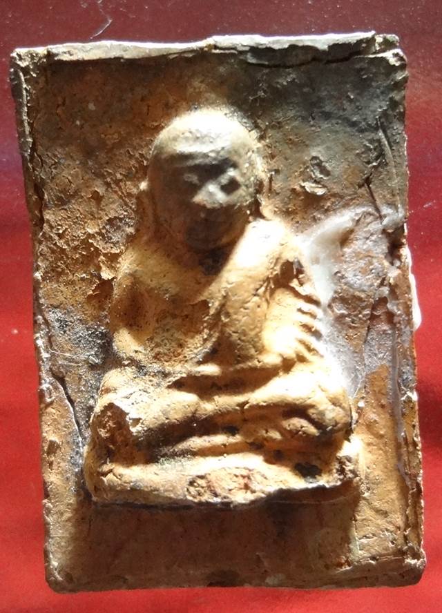 หลวงพ่อเงินบางคลานเนี้อดิน เทียนและแป้งเจิมในพิธีครับ