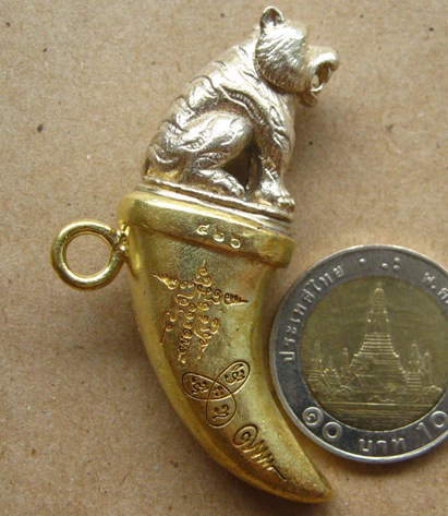 พญาเสือเขี้ยวตัน โชคมงคล หมายเลข426เนื้อโลหะร่วมพิธีพุทธาภิเษกวัดสุทัศน ปลุกเสกโดยพ่อท่านเขียวและพ่อ