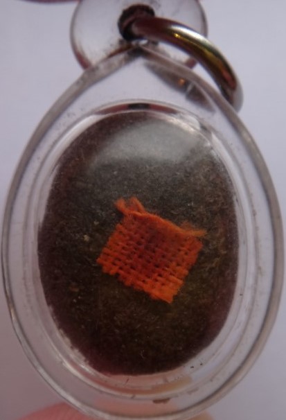 ล็อกเก็ตหลวงพ่อกวย ปี52 หลังอุดมวลสาร จีวร เคาะเดียว