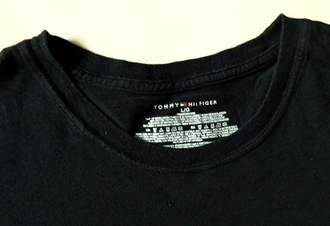 เสื้อยืด Tommy Hilfiger ของแท้ สีดำ พิเศษมีแถมเสื้อให้ฟรีอีก2ตัวครับ ( QUICKSILVER กับ JESUS )