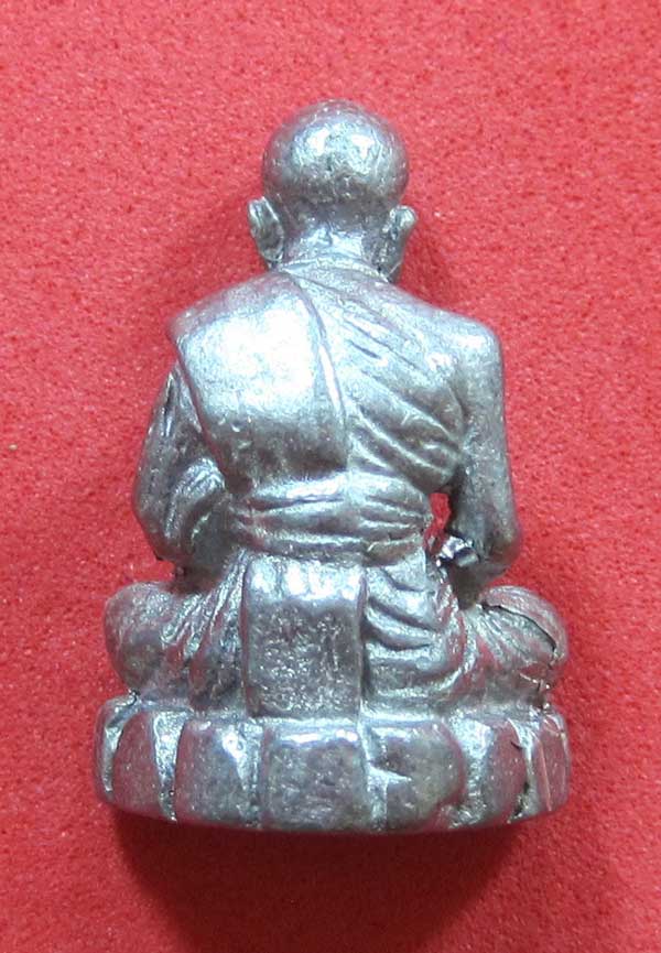 รูปหล่อตะกั่ว คบ หลวงปู่คำบุ คุตฺตจิตฺโต วัดกุดชมภู จ.อุบลราชธานี ฐานภูเขาหล่อโบราณพิมพ์เล็ก