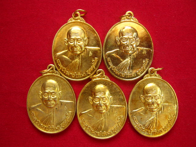 เคาะเดียว 5 เหรียญ...เหรียญ 7 รอบ หลวงปู่ทิม วัดพระขาว ที่ระลึกอายุครบรอบ 84 ปี กะไหล่ทอง 2540